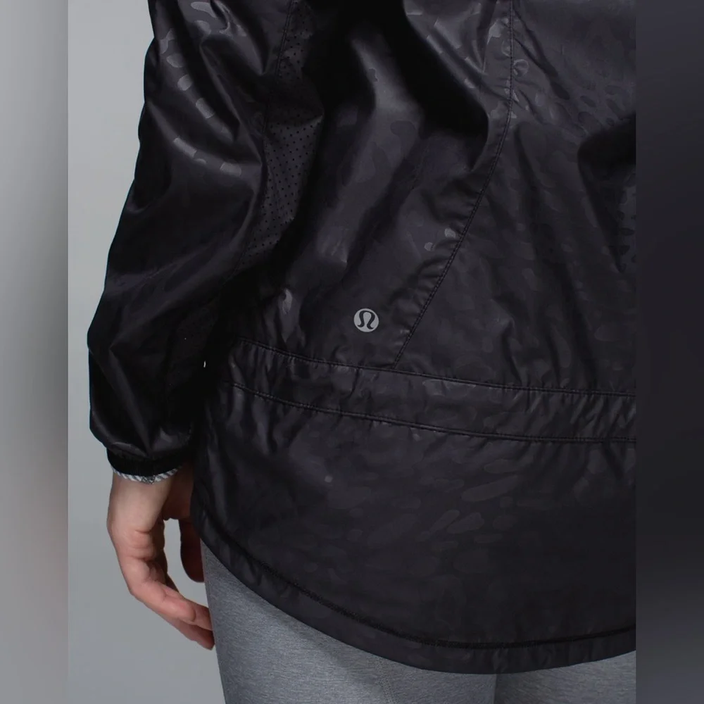 Lululemon Miss Misty Jacket II Desert Snake Embossed Black Rain Coat Hooded XS - Picture 6 of 16